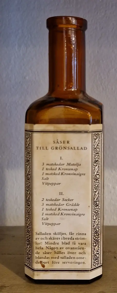 Glasflaska. Kron Vinaigre. A B Vinägron Göteborg. Recept på två sidor av flaskan. 