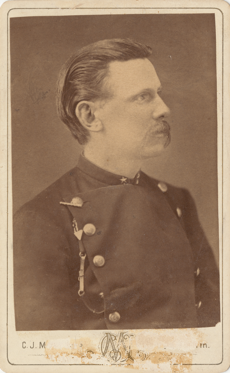 Porträtt av Axel Emil Berg, löjtnant vid Kalmar regemente.

OBS! Baksidestexten fel, jämför bild AMA.0006963.