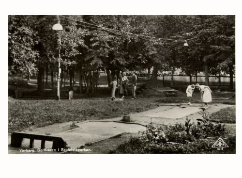 Vykort, "Golfbanan i Societetsparken." Här anlades redan 1931 en minigolfbana och idag räknas därmed bangolfen i parken som en av Sveriges äldsta. Minigolfen har rötter i St. Andrews, Scotland, där "Ladies’ Putting Club" anlades 1867, med kortare golfbanor. Men det var i USA som detta nöje senare utvecklades och under 1920-talet sköt fart. När "Tom Thumb Golf" 1926 anlades i Lookout Mountain, Tennessee USA, blev de trendsättande med sina olika former av uppbyggda hinder på banorna. Denna inspiration ses tydligt på den ena minigolfbanan i Societetsparken än idag, på samma plats som den första.

I Sverige var det på Kronprinsessan Victorias Kustsanatorium i Vejbystrand (Ängelholm/Båstad) som de första banorna anlades 1930. Där togs patienter med skelett-tuberkulos emot och läkaren Ernst Lindahl menade att bangolf vore ett bra tidsfördriv i friska luften för de intagna.