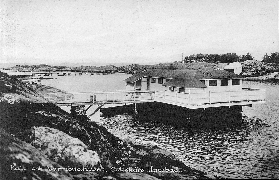 Vykort, "Kall- och varmbadhuset. Gottskärs Havsbad." Bortom detta syns bron över till Utholmen från 1880-talet.