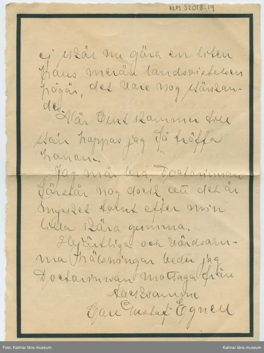 KLM 32018:19. Brev, med kuvert. Handskrift i bläck på vitt papper med svart rand som ram. Fyra sidor, två blad. Tillhörande kuvert som saknar framsida. Påskrift brev: Stockholm d. 8/7 34. Påskrift kuvert (baksida): afs. C.G. Egnell Wästmannagatan ? Stockholm.