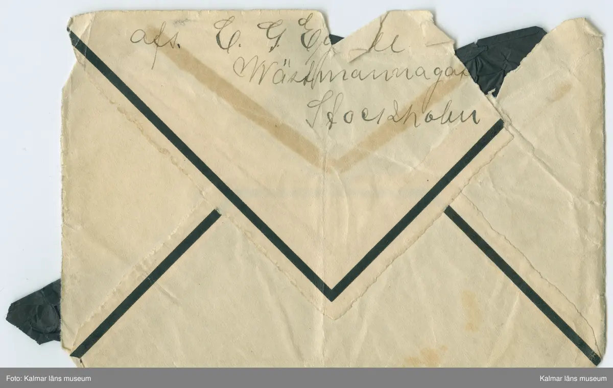 KLM 32018:19. Brev, med kuvert. Handskrift i bläck på vitt papper med svart rand som ram. Fyra sidor, två blad. Tillhörande kuvert som saknar framsida. Påskrift brev: Stockholm d. 8/7 34. Påskrift kuvert (baksida): afs. C.G. Egnell Wästmannagatan ? Stockholm.