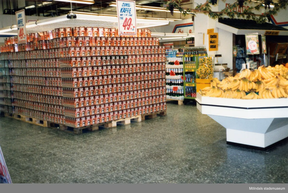 Pallar fyllda med Cirkelkaffe samt bananer till försäljning, K-marknad, Mölndals C efter 1985/86.