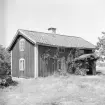 Ingelstadlund i Ingelstad utmed vägen mellan Risinges bägge kyrkor. Enkelstuga med inredd vindsvåning. Dokumenterad 1949.