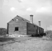 En präktig parstuga i Snörum under godset Mariehov plockas ned. Händelsen dokumenterades av Östergötlands museum 1949.