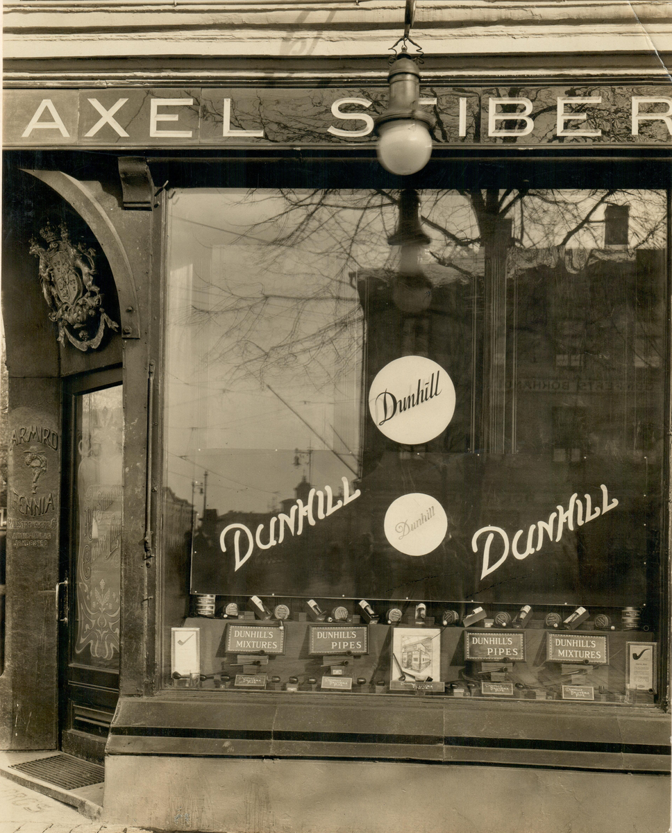 Reklamskyltning hos tobakshandeln Axel Stiberg, Göteborg cirka 1910. 