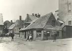 H. Sjöströms cigarr-, parfym- & pappershandel i Helsingborg. Pålsgatans nedre del 1908.