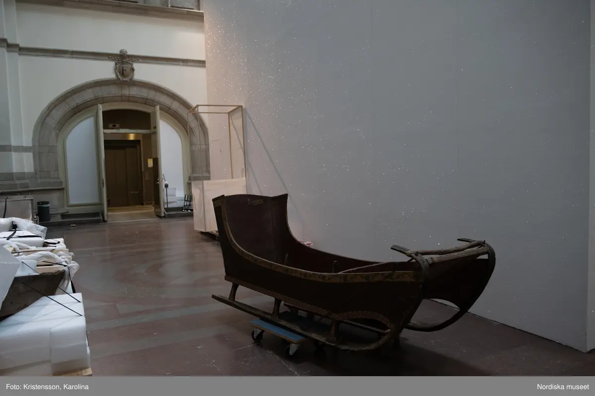 Dokumentation av det pågående bygget av utställningen Arktis - Medan isen smälter på Nordiska museet.