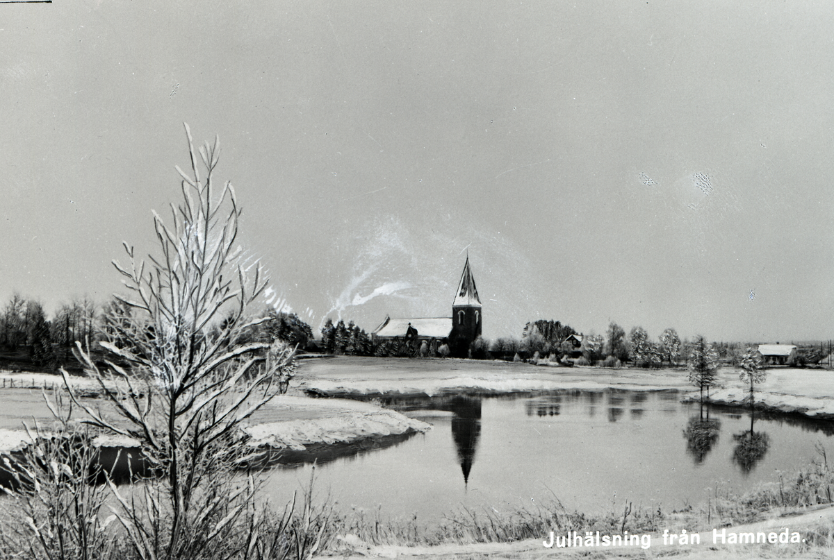 Vy mot Hamneda kyrka.
Hamneda kyrka ligger vid östra sidan om Lagan och uppfördes 1889-1892 i nationalromantisk stil efter ritningar av arkitekt Fritz Eckert, Överintendentsämbetet.