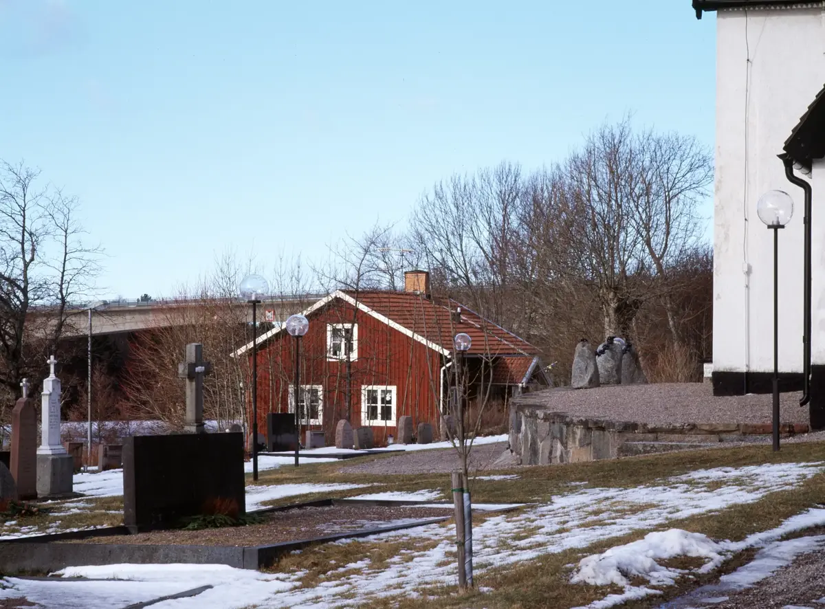 Vätö kyrka och kyrkogård med klockargården i fonden. Till vänster i bilden den nya bron till fastlandet.