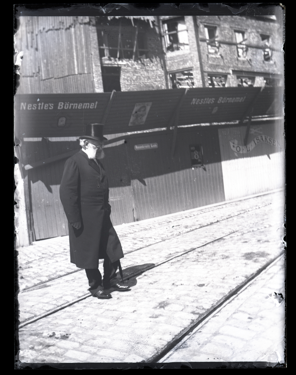 Foto av Henrik Ibsen på gaten i ca. 1899 - 1900

Påskrift på lapp i glassplatens eske: Ibsen utenfor Grand 

Påskrift på eskens lokk: Henrik Ibsen ved kaffebad 

Glassplatene har blitt oppbervart i originaleske der fotografen har notert fotomotivene på eskens lokk i kronologisk rekkeføle der nummer 1 er øverste plate i esken og siste nummer i rekkefølgen er nederste plate. Noen av eskene følger numereringen, mens andre av glassplatene har blitt stokket om antagelig alt av fotografen i sin tid.