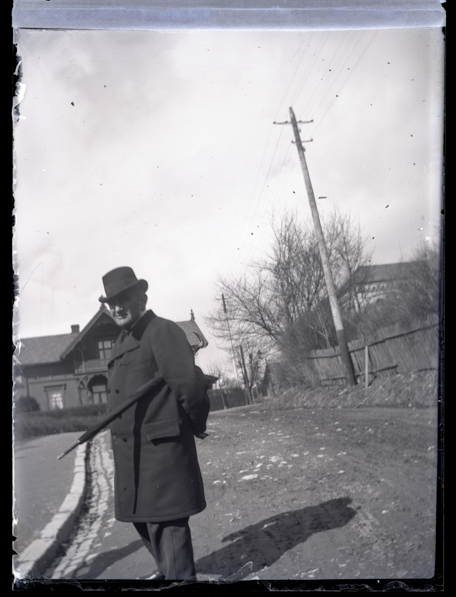 Foto av doktor A. Backer på gaten 5. april 1899

Påskrift på lapp i glassplatens eske: Doktor A. Backer

Påskrift på eskens lokk: 13. Doktor Backer 

Glassplatene har blitt oppbervart i originaleske der fotografen har notert fotomotivene på eskens lokk i kronologisk rekkeføle der nummer 1 er øverste plate i esken og siste nummer i rekkefølgen er nederste plate. Noen av eskene følger numereringen, mens andre av glassplatene har blitt stokket om antagelig alt av fotografen i sin tid.