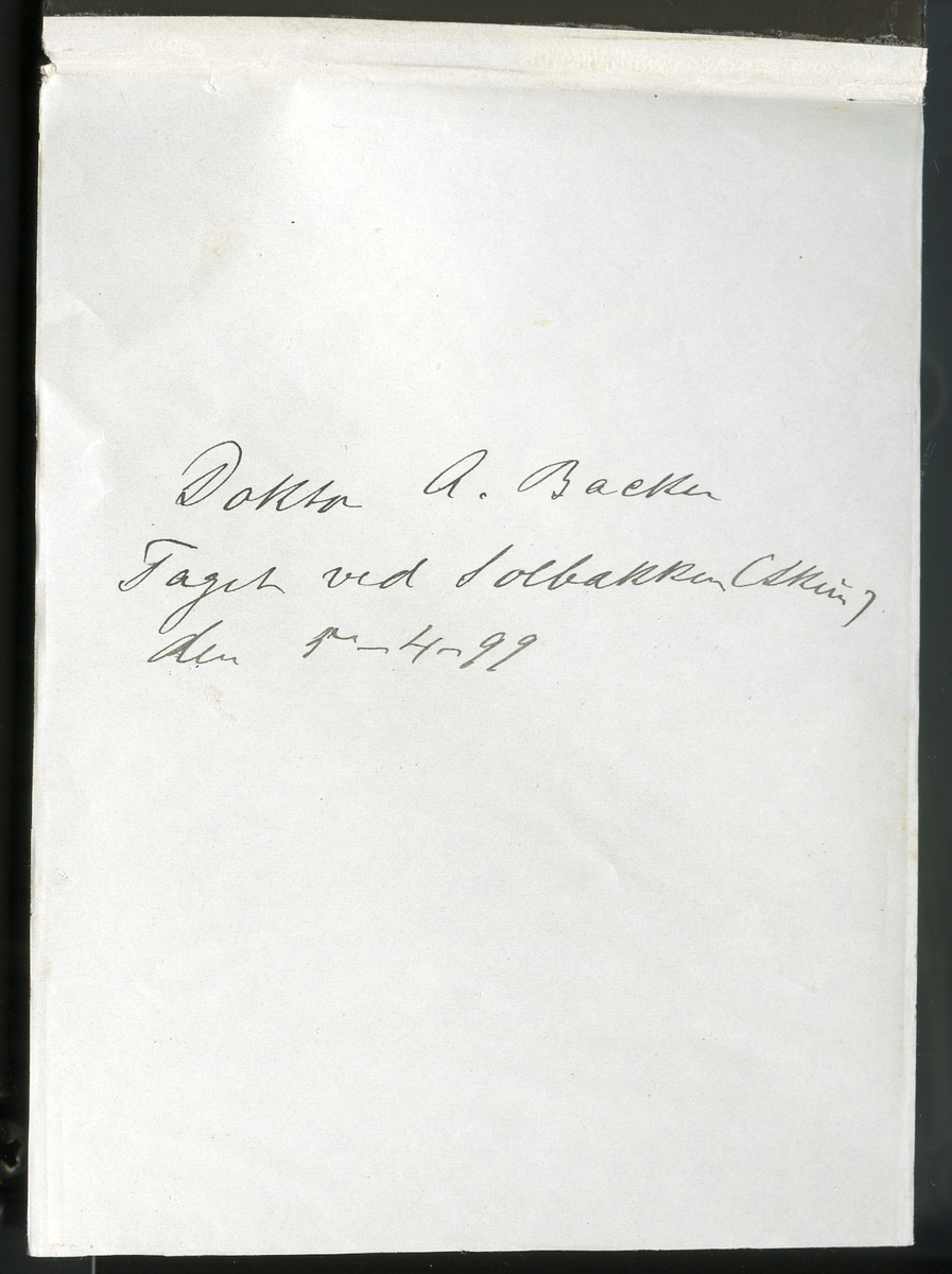 Foto av doktor A. Backer på gaten 5. april 1899

Påskrift på lapp i glassplatens eske: Doktor A. Backer

Påskrift på eskens lokk: 13. Doktor Backer 

Glassplatene har blitt oppbervart i originaleske der fotografen har notert fotomotivene på eskens lokk i kronologisk rekkeføle der nummer 1 er øverste plate i esken og siste nummer i rekkefølgen er nederste plate. Noen av eskene følger numereringen, mens andre av glassplatene har blitt stokket om antagelig alt av fotografen i sin tid.