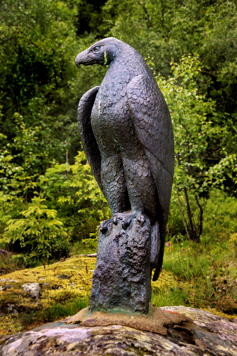 Ørn i heilfigur av bronse. Reist direkte på fjellgrunn ved Grimdalen, Skafså.