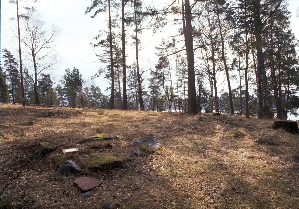 Intill Trindborgen syns husgrunderna till 1600-talets sjökrog.