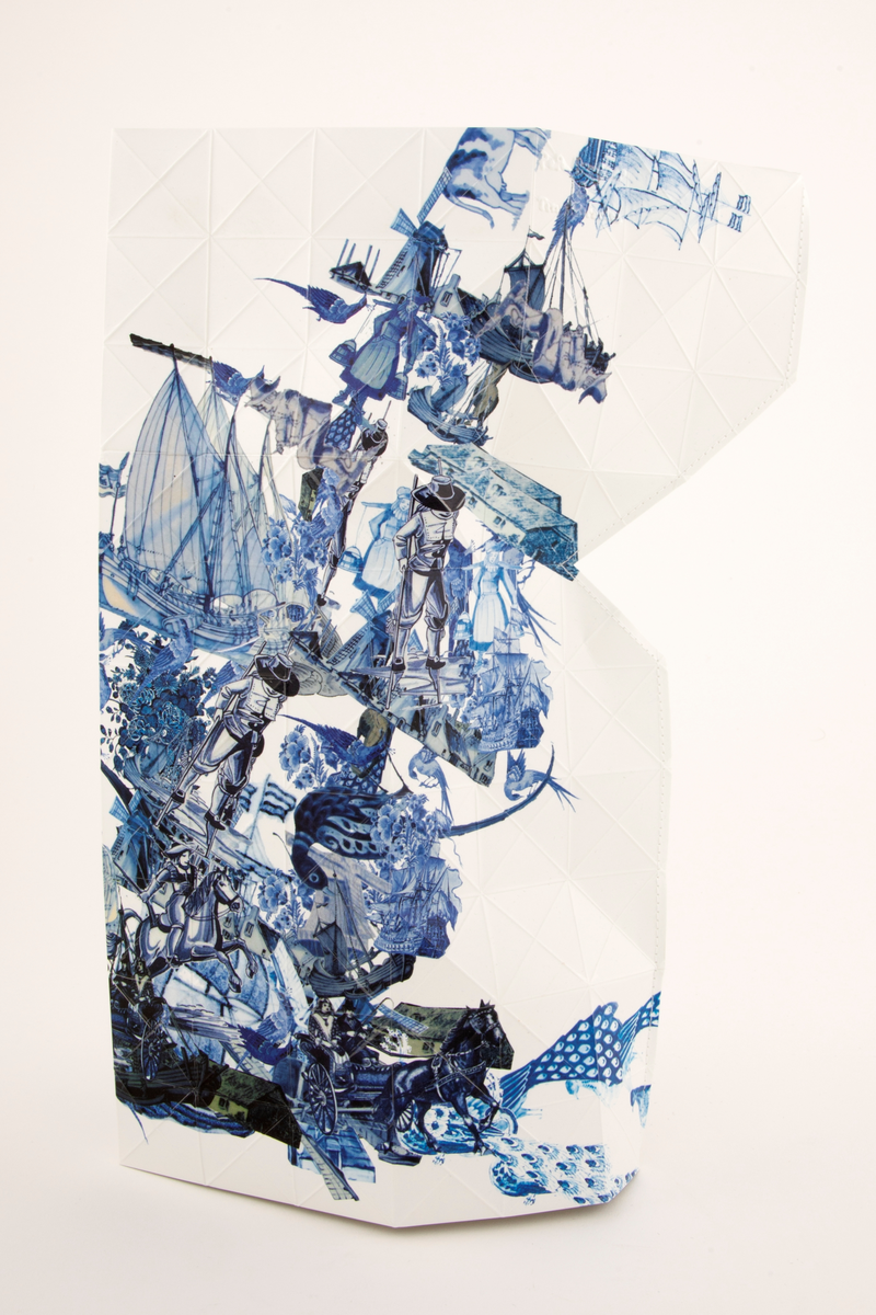 Hylster for vase. Foldet papir med trykte dekorikoner fra Blue Delft.