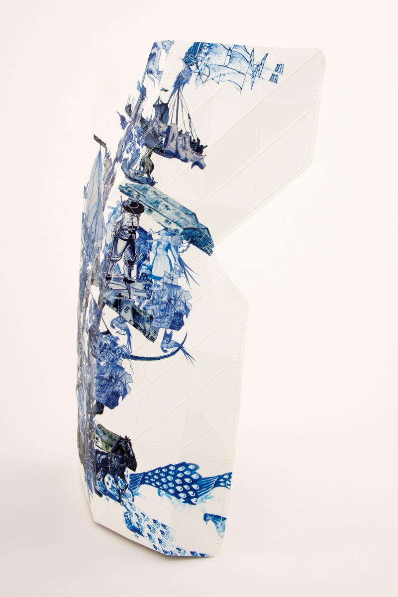 Hylster for vase. Foldet papir med trykte dekorikoner fra Blue Delft.