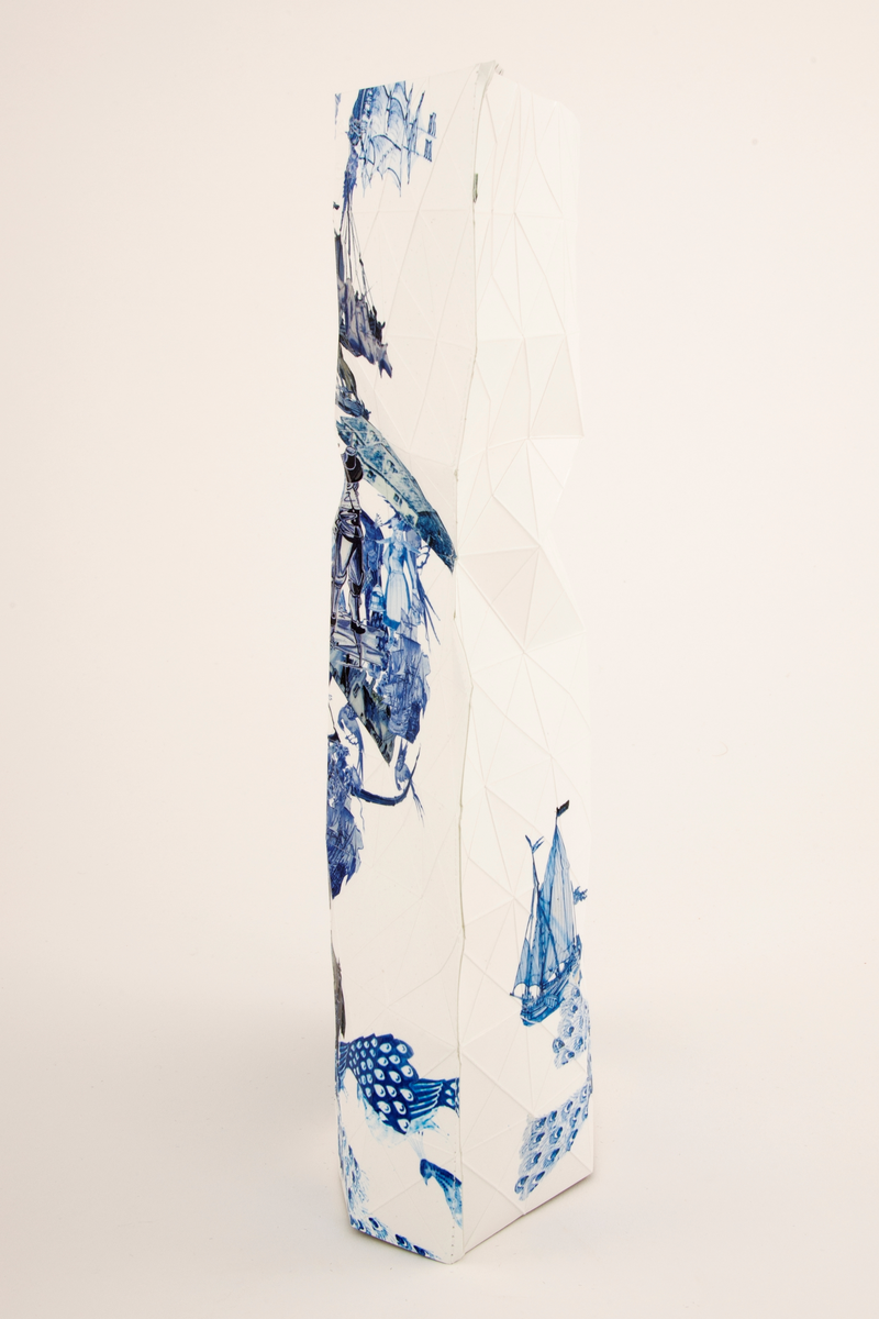 Hylster for vase. Foldet papir med trykte dekorikoner fra Blue Delft.