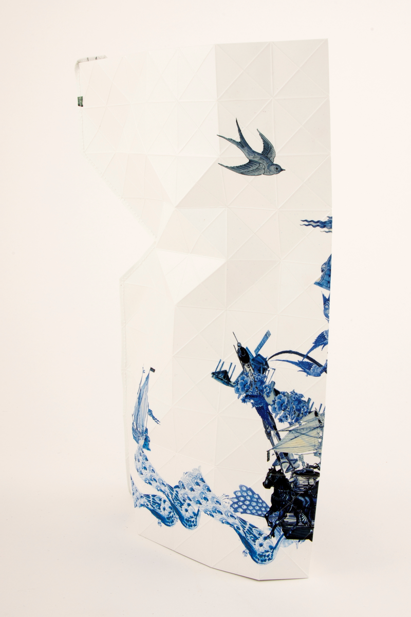 Hylster for vase. Foldet papir med trykte dekorikoner fra Blue Delft.
