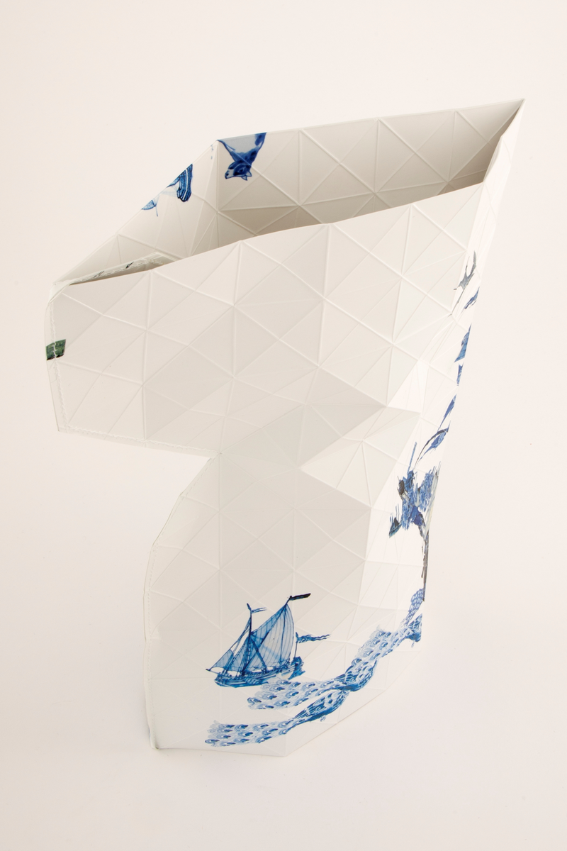 Hylster for vase. Foldet papir med trykte dekorikoner fra Blue Delft.