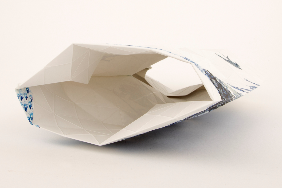 Hylster for vase. Foldet papir med trykte dekorikoner fra Blue Delft.