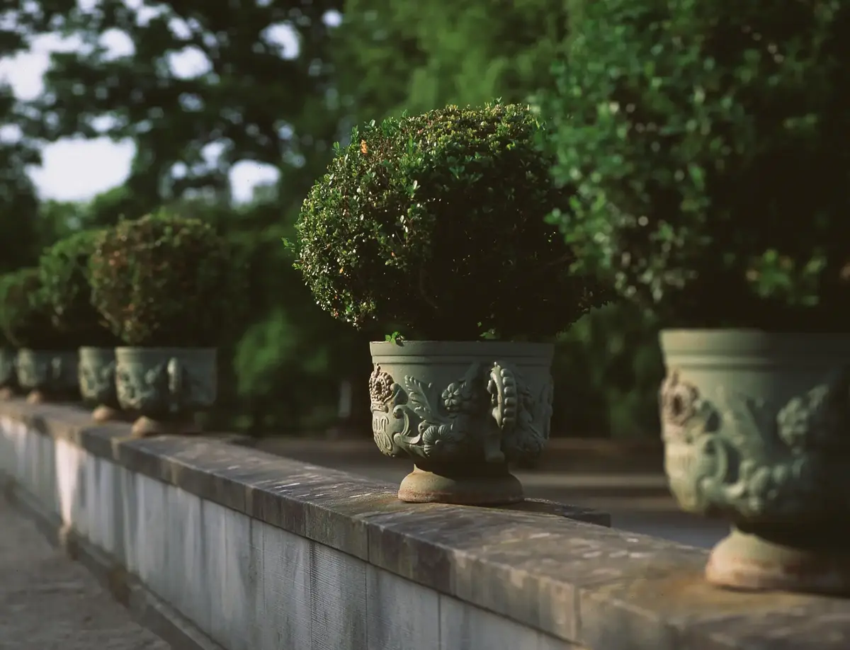 Drottningholms slott med barockträdgården. Detalj av urnor på mur.