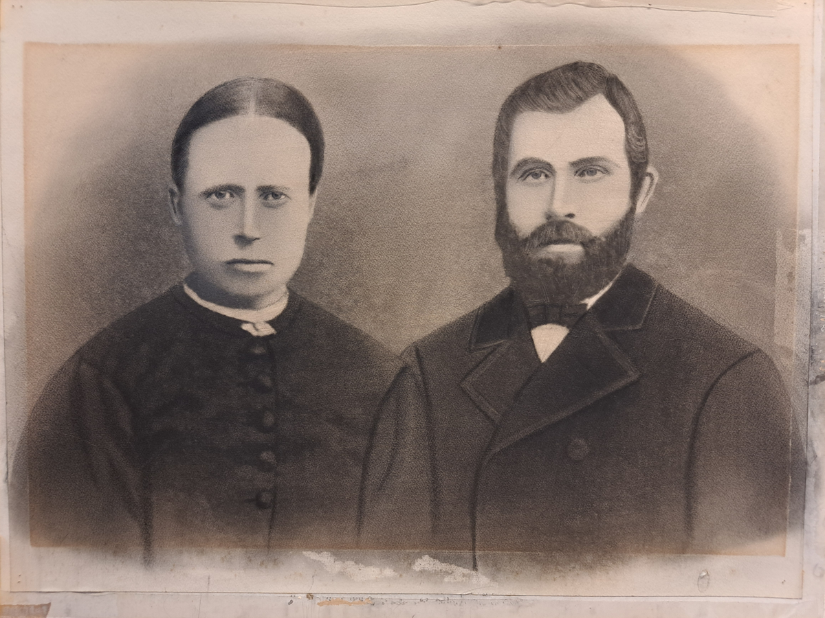 Portrett av ekteparet Berta Jorine f. Toresdatter og Kristian Larsson Tvihaug Grødaland. 
Dette er ei bromidforstørring, truleg av eit eldre fotografi. Berta og Kristian gifta seg i 1865, og fotografen Steinkopf Wold var ikkje aktiv i Stavanger før 1903-1907. Stilen på fotoet kan likna på eit foto frå 1865, så kanskje det er tatt i samband med giftemålet.