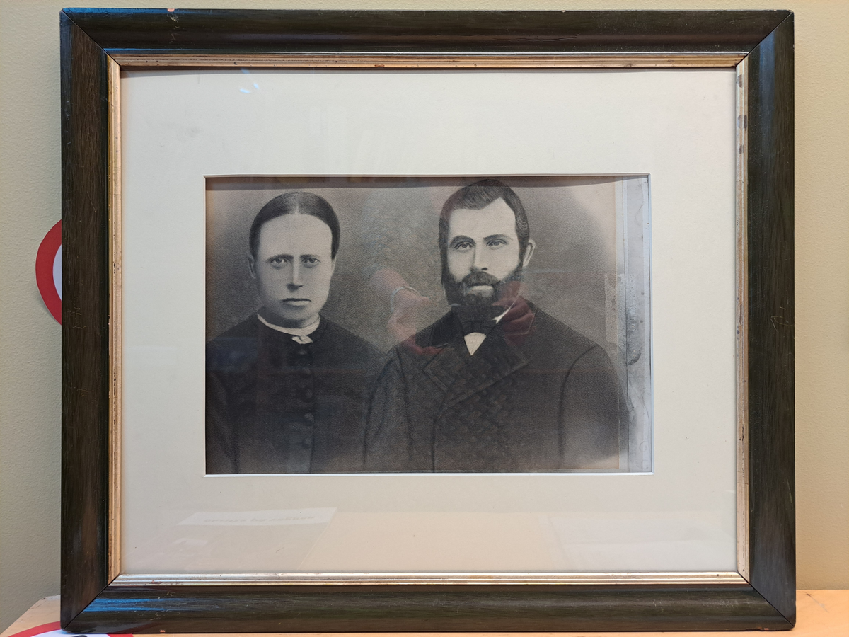 Portrett av ekteparet Berta Jorine f. Toresdatter og Kristian Larsson Tvihaug Grødaland. 
Dette er ei bromidforstørring, truleg av eit eldre fotografi. Berta og Kristian gifta seg i 1865, og fotografen Steinkopf Wold var ikkje aktiv i Stavanger før 1903-1907. Stilen på fotoet kan likna på eit foto frå 1865, så kanskje det er tatt i samband med giftemålet.