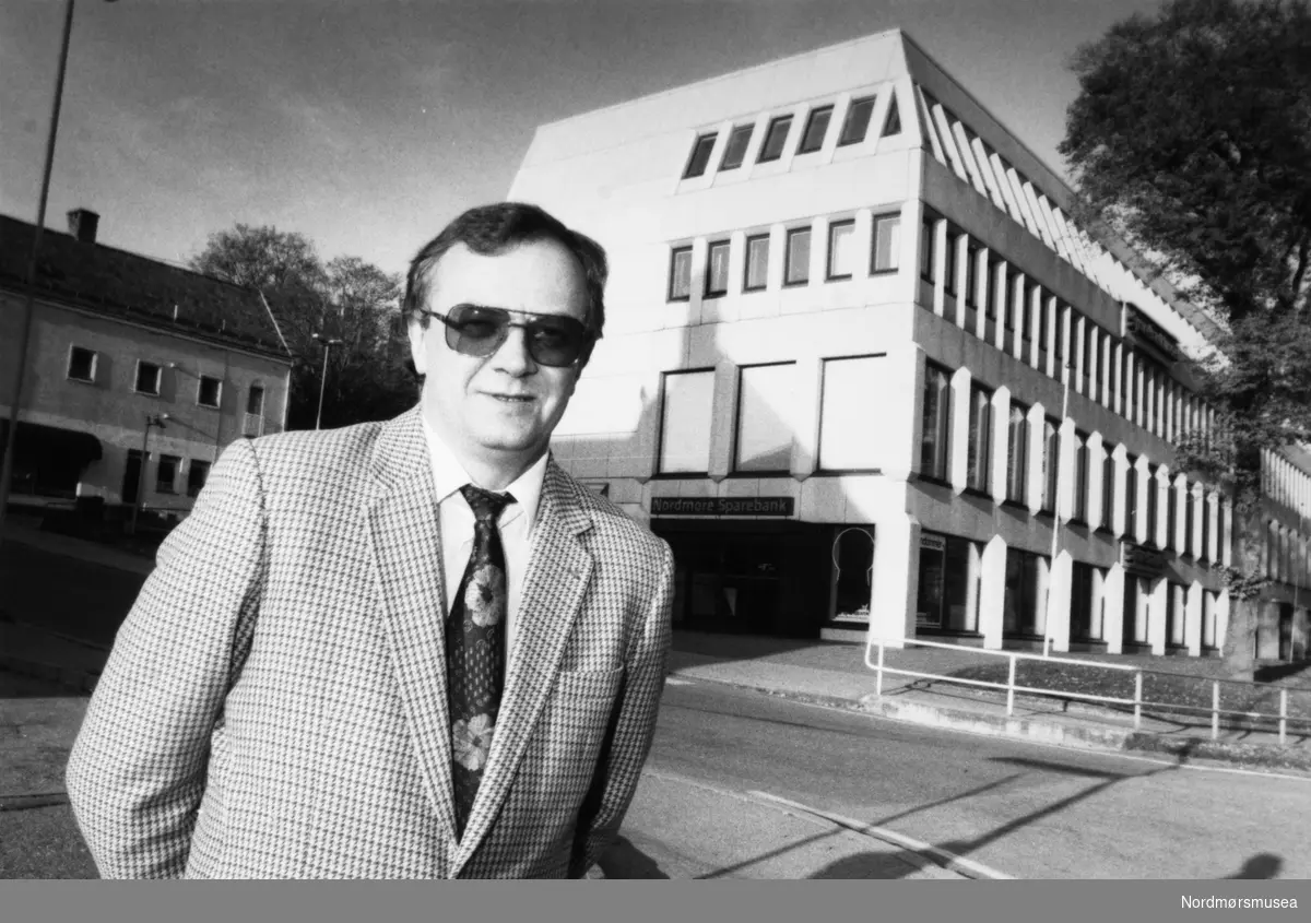 Adm. direktør Knut Ødegård ved Nordmøre Sparebank. Trolig mellom 1985-1990. Bildet er fra avisa Tidens Krav sitt arkiv i tidsrommet 1970-1994.
