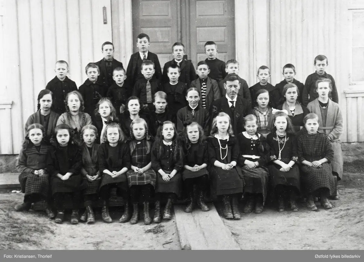 Bruksskolen ved Sanne og Soli Brug, Tune ved Sarpsborg, ca. 1920-25(?), 
Fra venstre nederst: 
1. rekke nr. 6 Thora G. Ødegård. 
2. rekke nr. 6 lærerinne Netta Berge.
3. rekke nr. 3 Johan Ellingsen, 
nr. 5. Hans Berger, 
nr. 6. Birger Gamlesanne
4. rekke nr. 1 Olav Ødegård-.