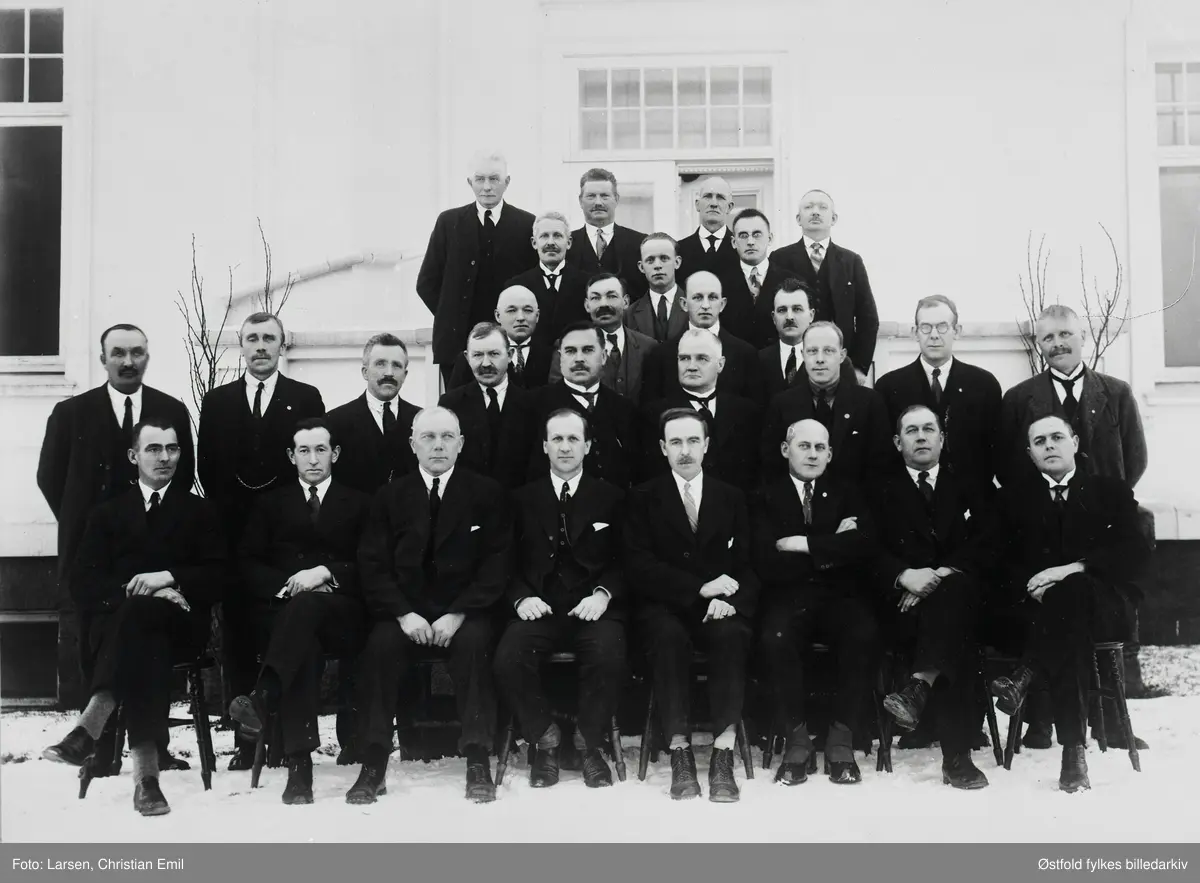 Tune herredstyre 1929-1931. 
Foran fra venstre: 
Karl H. Karlsen, Karl Ødegaard, H. Chr. Skaiaa, Sven J. Dalen (ordfører), Joh. Gundersen (varaordfører), Magnus Johansen, O. Paulsen, Kr. Kullerud. 
2.  rekke: 
Hjalmar Eriksen, N. Tyssild, Karl Berg, Ludv. Arnesen, H. Strømsæter, A. Trætteberg, Sverre Holt, Hans Ahlsen, Kr. Skjøren.
3. rekke: 
Oskar Ringstad, Severin Braaten, Karl Nikolaisen, Johs. Hansen.
4. rekke: 
Martin O. Ødegaard, Sigvart Johansen, Oskar Amundsen. 
5. rekke: 
Peder Thoresen, Hans Knudsen, Karl O. Utne, Severin N. Moa.