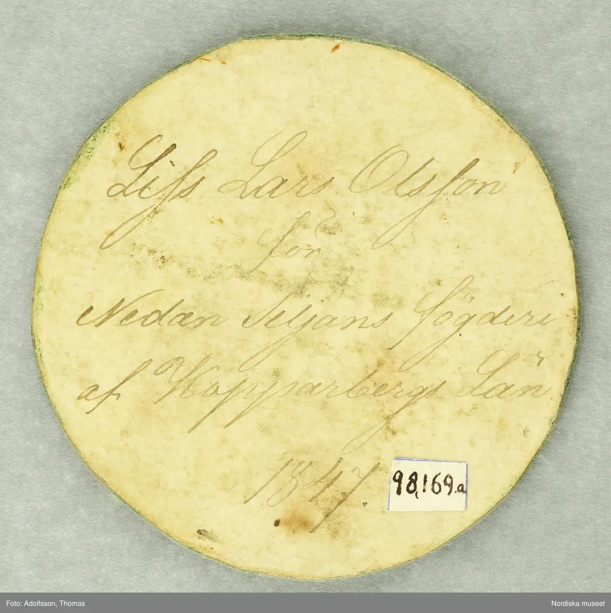 Huvudliggaren:
"Riksdagspoletter av papp, runda gröna, utfärd. för Liss Lars Olsson åren 1847, 1856, 1859, 1862, 1865. 5 st.
G 21/3 1904 Liss Lars, kapten, Vaxholm."