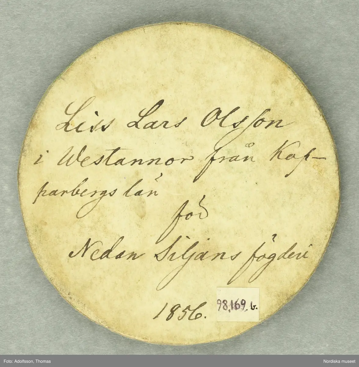 Huvudliggaren:
"Riksdagspoletter av papp, runda gröna, utfärd. för Liss Lars Olsson åren 1847, 1856, 1859, 1862, 1865. 5 st.
G 21/3 1904 Liss Lars, kapten, Vaxholm."