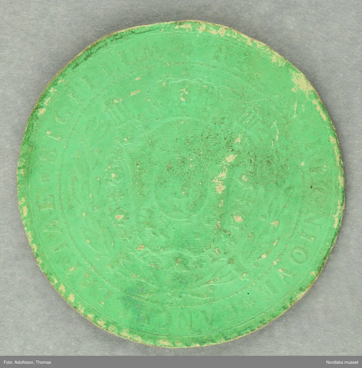 Huvudliggaren:
"Riksdagspoletter av papp, runda gröna, utfärd. för Liss Lars Olsson åren 1847, 1856, 1859, 1862, 1865. 5 st.
G 21/3 1904 Liss Lars, kapten, Vaxholm."