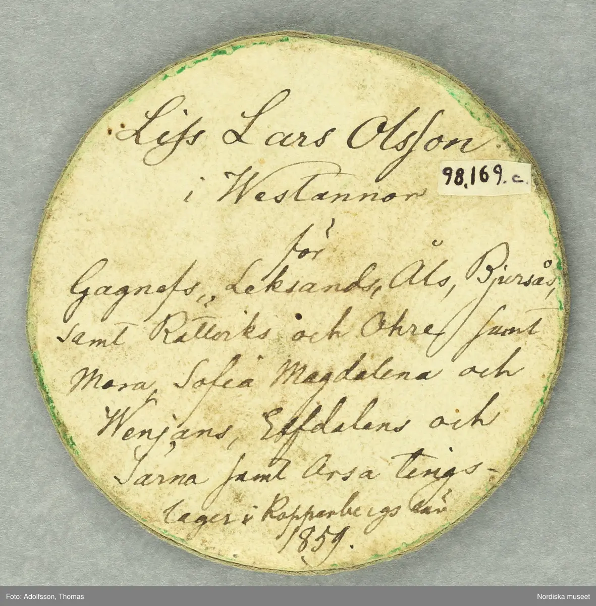 Huvudliggaren:
"Riksdagspoletter av papp, runda gröna, utfärd. för Liss Lars Olsson åren 1847, 1856, 1859, 1862, 1865. 5 st.
G 21/3 1904 Liss Lars, kapten, Vaxholm."