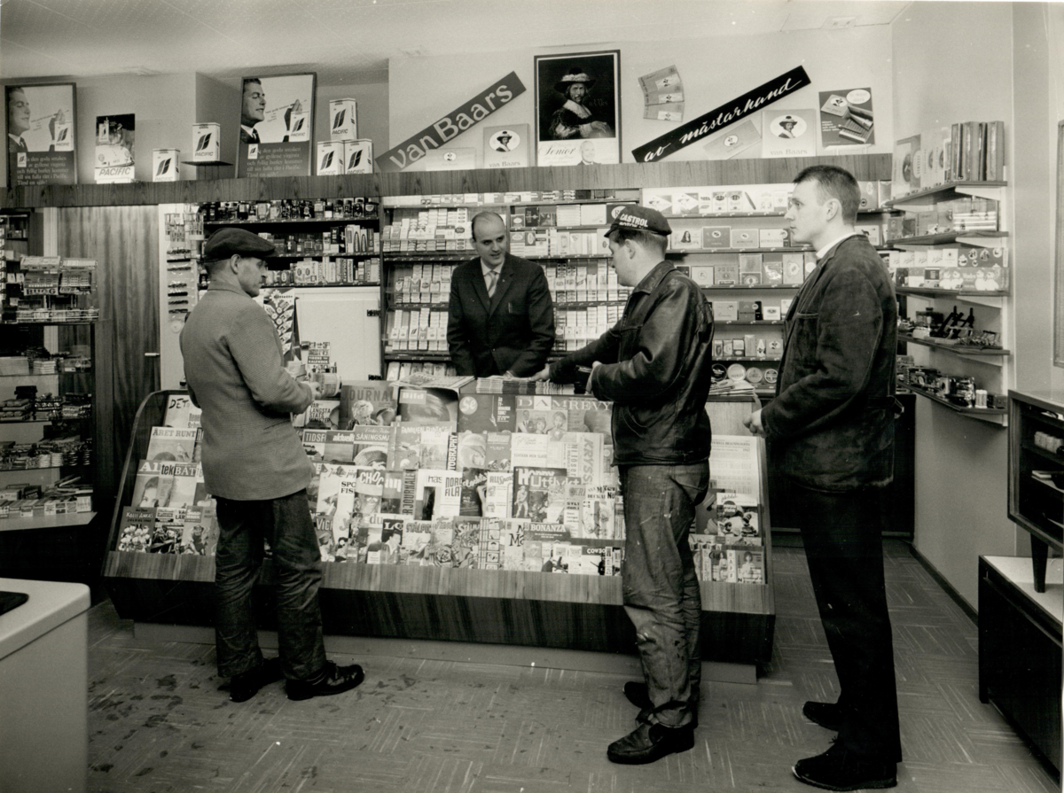 Kunder och handlare i tobakshandeln i Falun.
