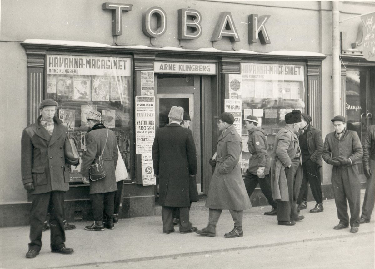 Köbildning utanför Havanna-magasinets butik vid Stora Torget i Falun 1954.