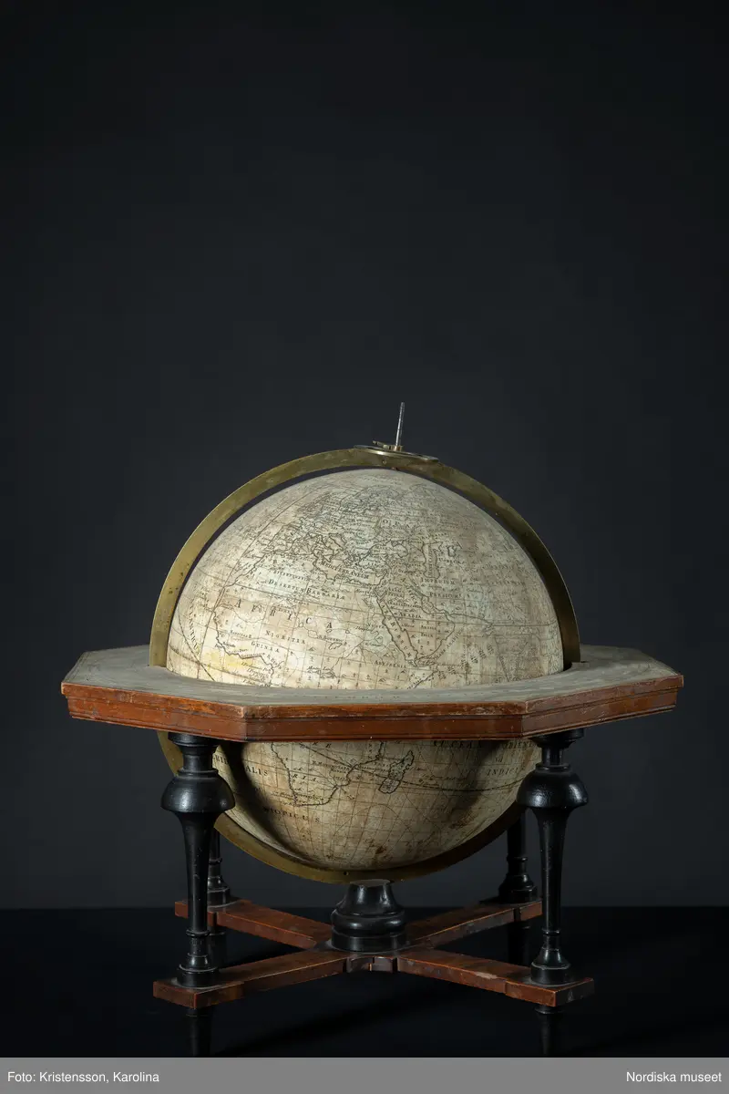 Jordglob av Papiermaché, gips, papper, trä och mässing. Handgjord, med kopparstick. Fredrik Akrels tillverkning 1792. Ur Nordiska museets samlingar.