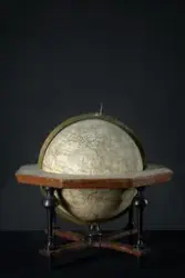 Jordglob av Papiermaché, gips, papper, trä och mässing. Hand