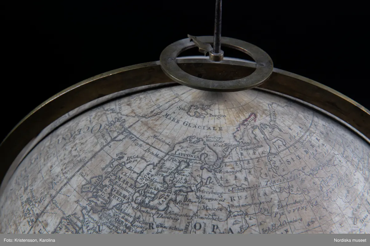 Jordglob av Papiermaché, gips, papper, trä och mässing. Handgjord, med kopparstick. Fredrik Akrels tillverkning 1792. Ur Nordiska museets samlingar.