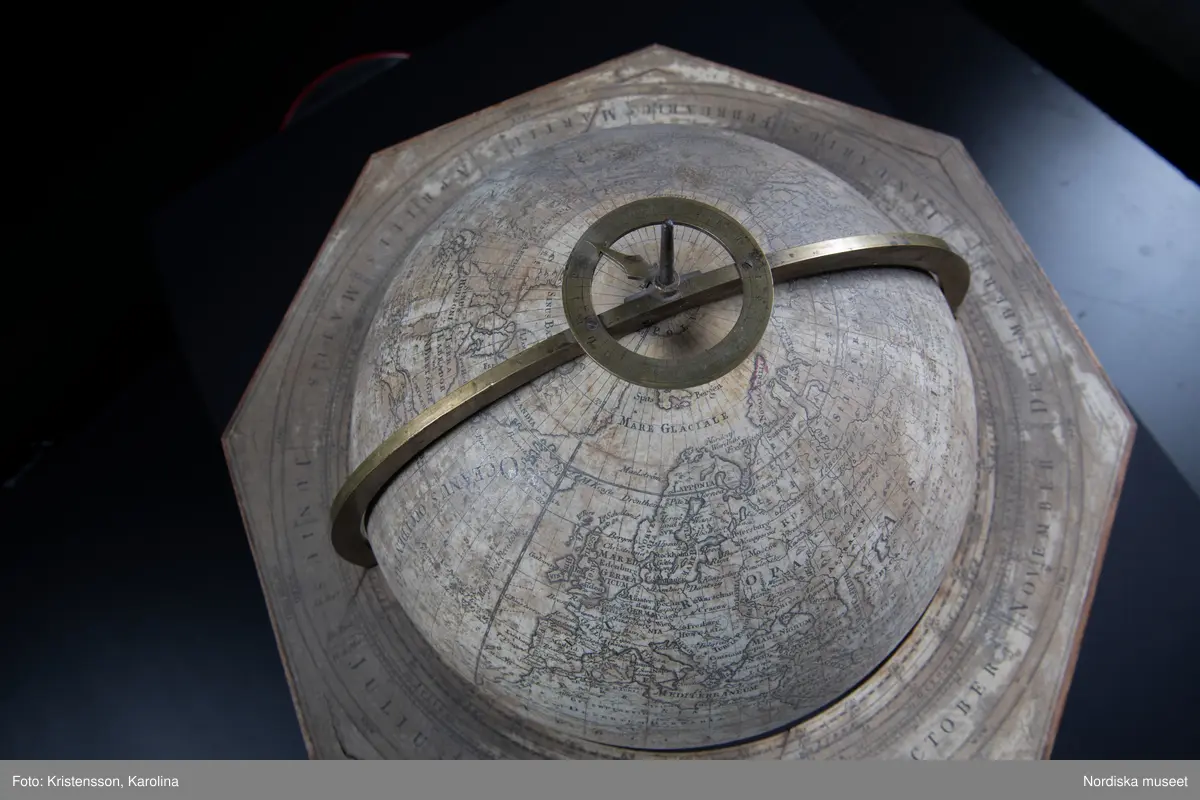 Jordglob av Papiermaché, gips, papper, trä och mässing. Handgjord, med kopparstick. Fredrik Akrels tillverkning 1792. Ur Nordiska museets samlingar.