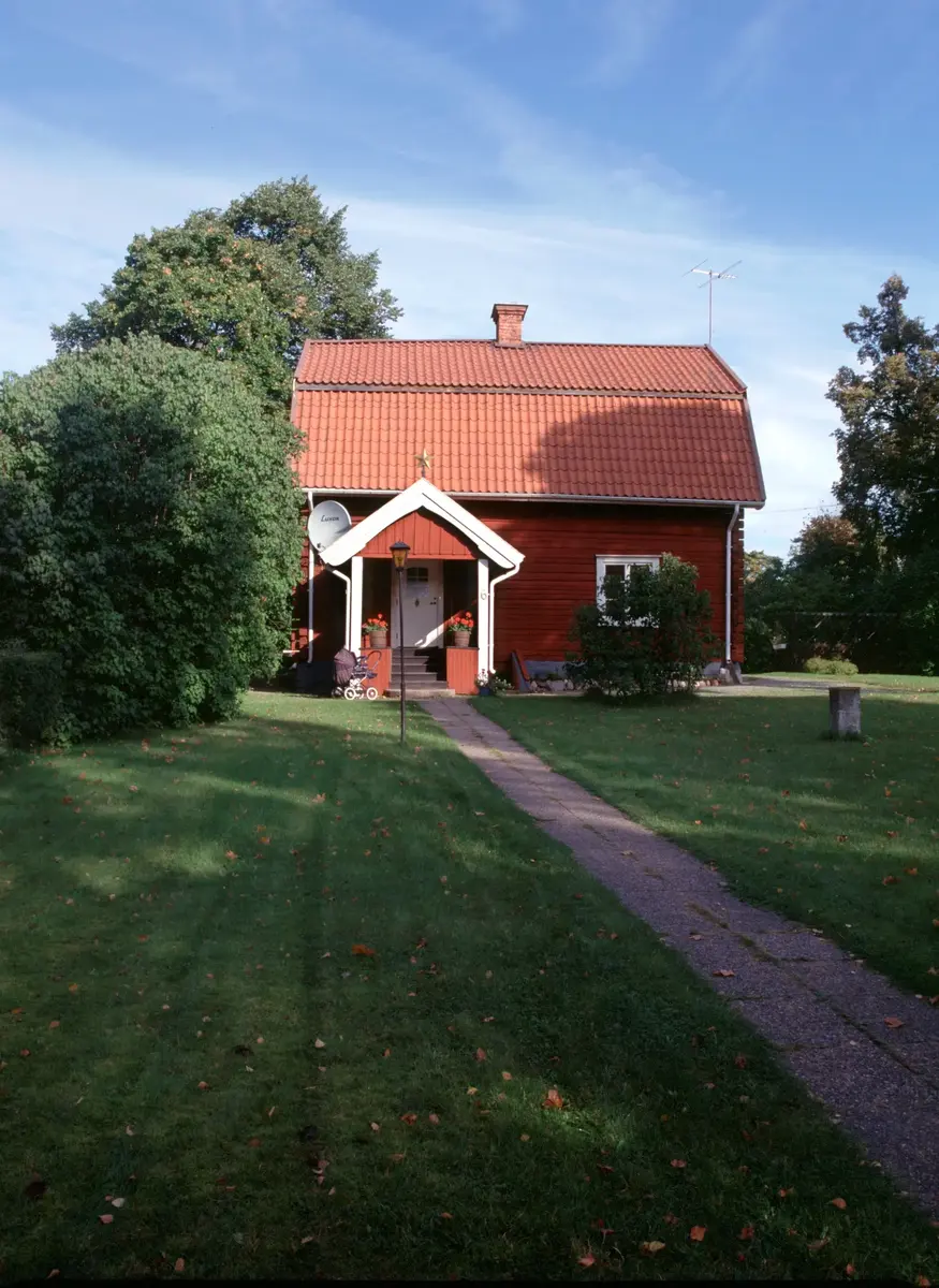 Byggnaden 'Stjärnan' uppfördes troligen under 1770-talet och är ett av de äldsta och finaste exemplen på en lokal timmerbyggnadstradition i Turinge socken.