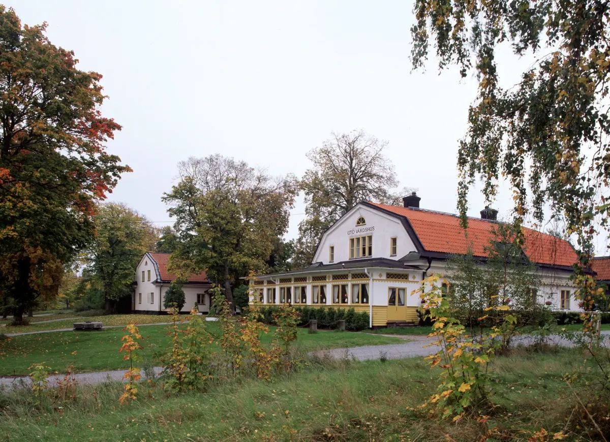 Utö värdshus är inrymd i Gruvgården byggd i början av 1800-talet och ombyggd tilll restaurang på 1890-talet.