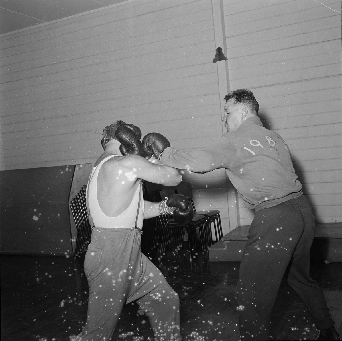 Henry Tiller og Svend Aaberg trener boksing