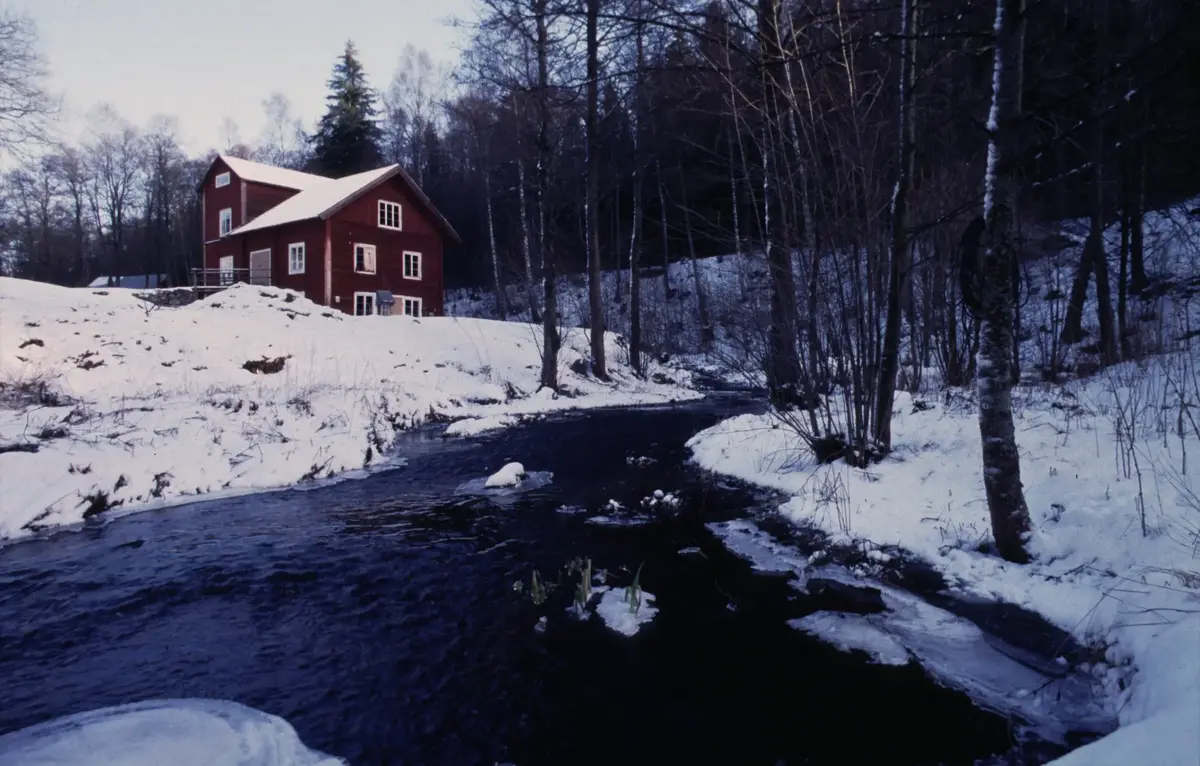 Kvarndammen med kvarnen i fonden. Vinterbild.