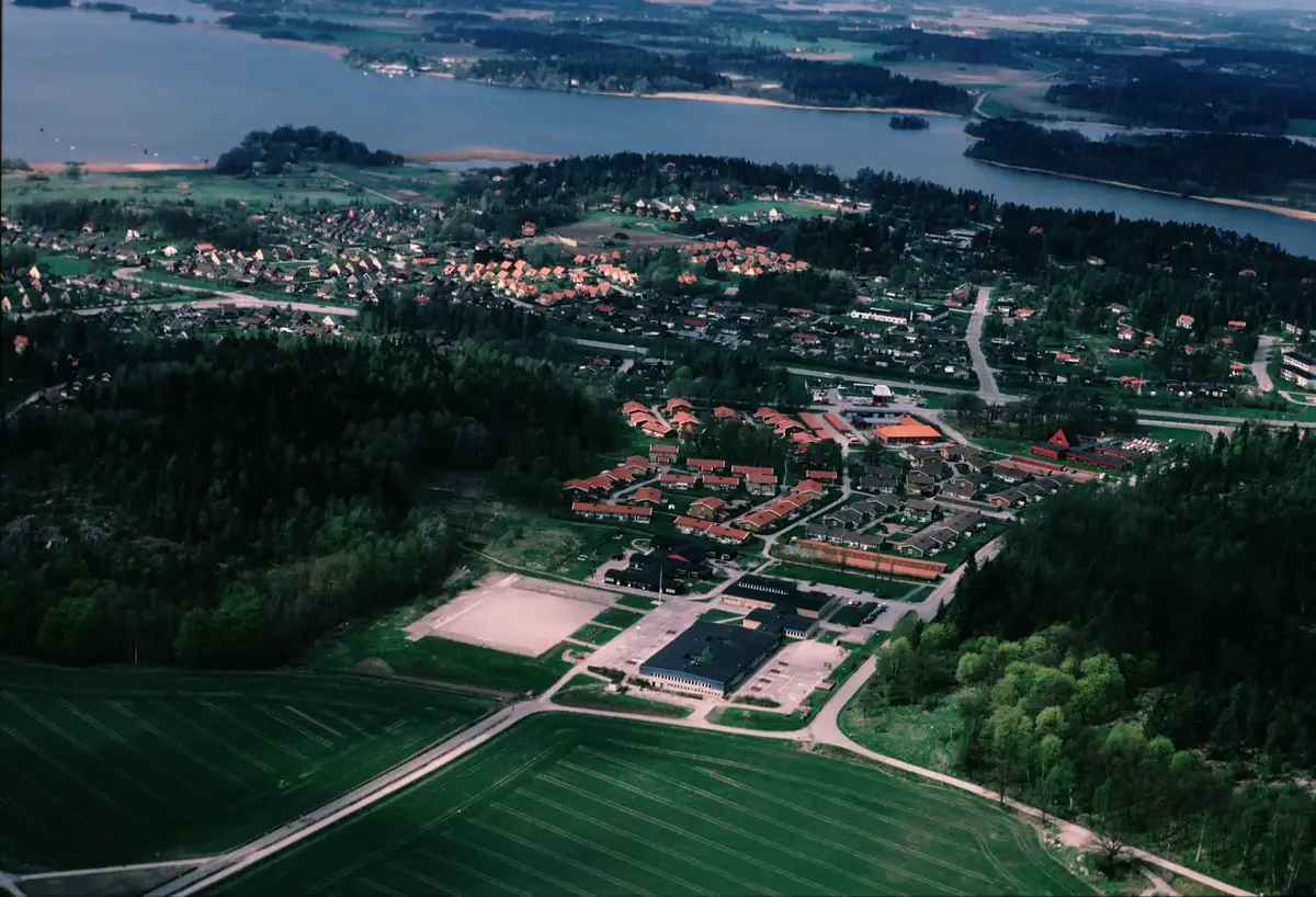 Flygfoto över Ekerö tätort.