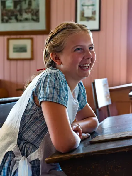 Ung jente på skolebenken på Stræte skole. 