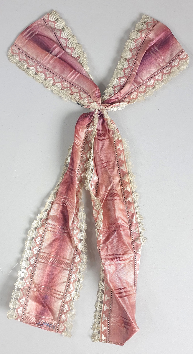 To rosa silkesløyfer med hvite blondekanter.