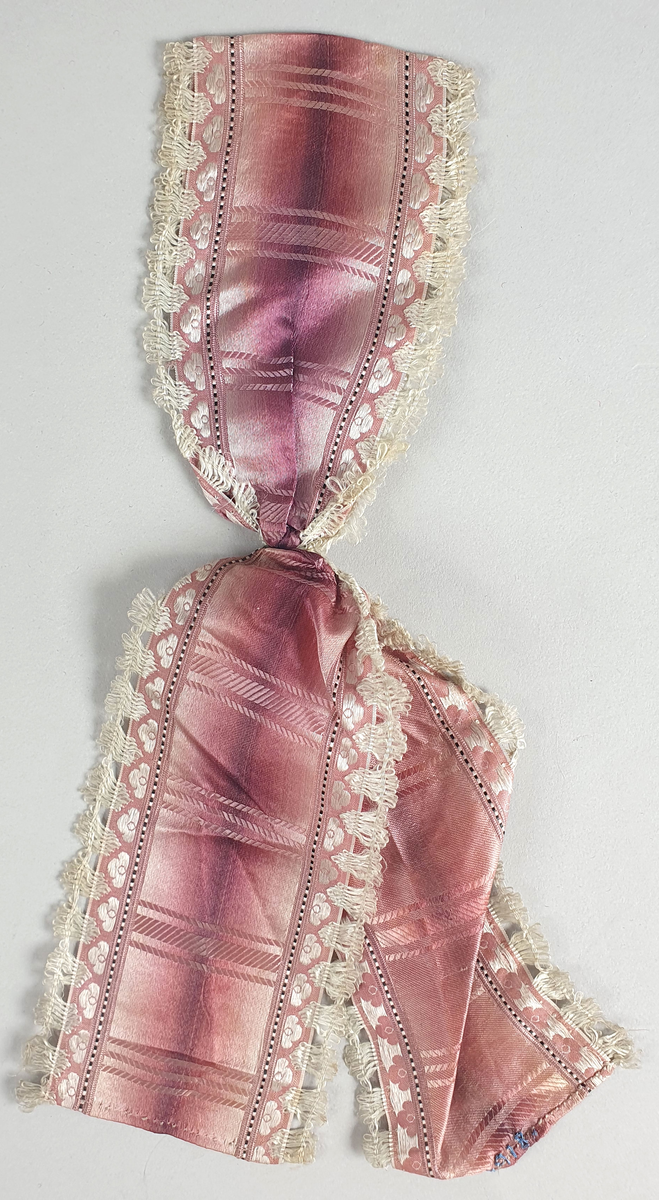 To rosa silkesløyfer med hvite blondekanter.