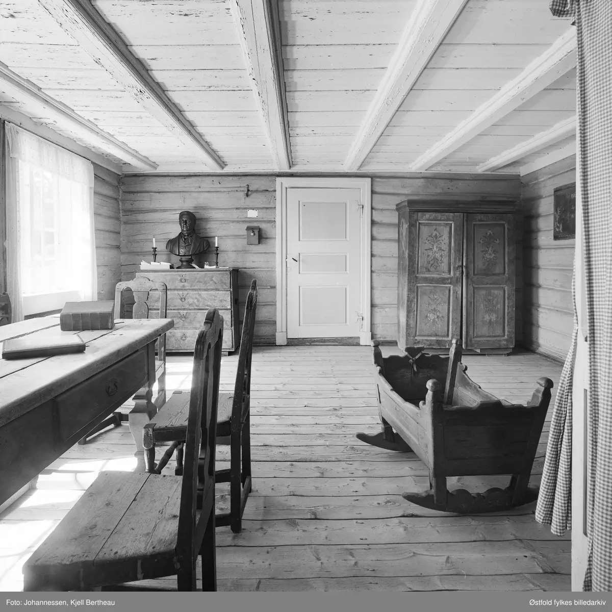 Hans Nielsen Hauges fødested, Hauge,  Rolvsøy i 1974. Interiør fra soverom/stue. Omhengsseng og vogge.
